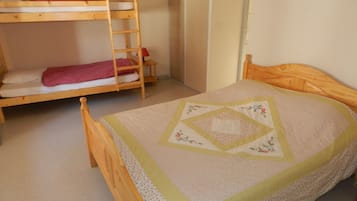 1 habitación, tabla de planchar con plancha, cuna de viaje y wifi