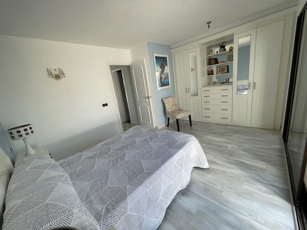 3 chambres, fer et planche à repasser, accès au Wi-Fi (inclus)