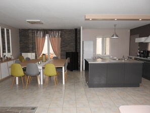 Fridge, microwave, oven, stovetop - House 11 to 14 people between Chambord, Cherverny, Zoo Parc de Beauval and Blois (Tour-en-Sologne)