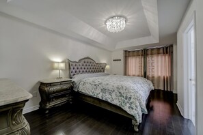 4 bedrooms, Egyptian cotton sheets, premium bedding, free WiFi - Markham Luxury New Town House 4 Bedrooms (Markham)
