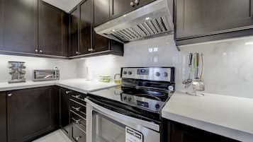 Lemari es di ruangan bersama, microwave di ruangan umum, dan oven