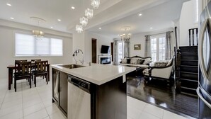 Coffee/tea maker, fridge, microwave, oven - Markham Luxury New Town House 4 Bedrooms (Markham)