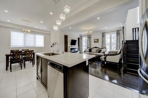 Réfrigérateur dans l'espace commun, micro-ondes dans l'espace commun