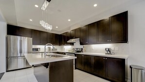 Coffee/tea maker, fridge, microwave, oven - Markham Luxury New Town House 4 Bedrooms (Markham)