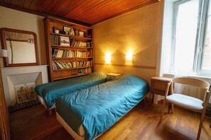 6 habitaciones, tabla de planchar con plancha y cuna de viaje 