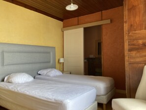 6 bedrooms, iron/ironing board, travel cot, free WiFi