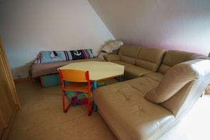 Smart TV, chimenea, videojuegos y reproductor de DVD 