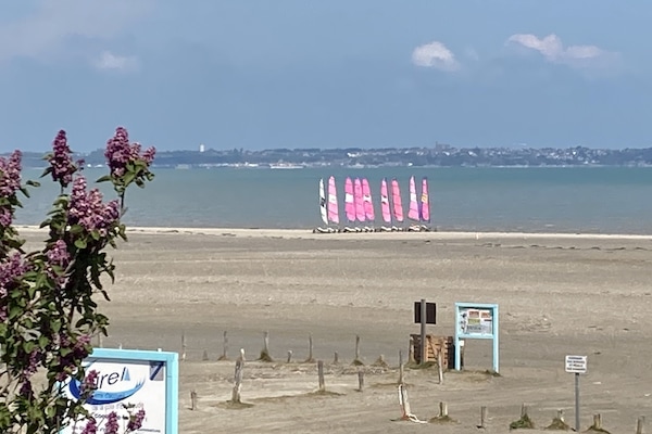 La grève d'Hirel vue du gîte, char à voile et vue sur Cancale