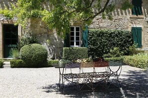 Outdoor dining - Charming cottage a few kilometers from Carcassonne and Lagrasse, private pool (Montlaur)