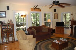 تلفزيون ذكي، مدفأة، كُتُب، ستيريو