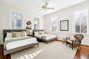 2 Schlafzimmer, Schreibtisch, Bügeleisen/Bügelbrett, Reisekinderbett