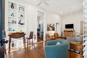 Een televisie en boeken