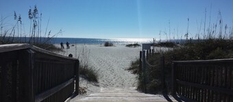 Aanbiddelijk ingericht en gerenoveerd appartement in Ocean Villa met upgrades in overvloed!