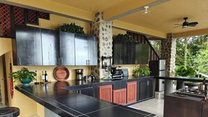 Coffee/tea maker, fridge, microwave, stovetop