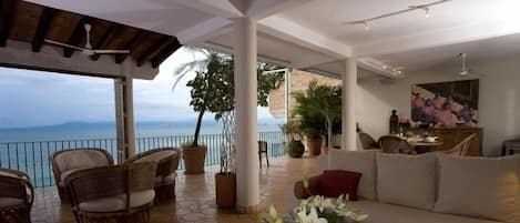 Télévision, chaîne hi-fi