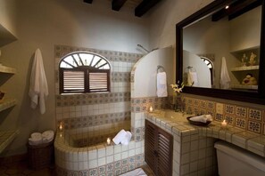 Bañera con ducha, toallas