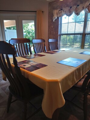 Dining - CLEAN Modern home, 3 bedrms, 1 double-sink bathrm,   65" TV  & 3 couches (Ocala)