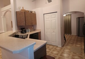 Fridge, microwave, oven, stovetop - CLEAN Modern home, 3 bedrms, 1 double-sink bathrm,   65" TV  & 3 couches (Ocala)