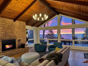 Smart-tv, bøger, stereoanlæg