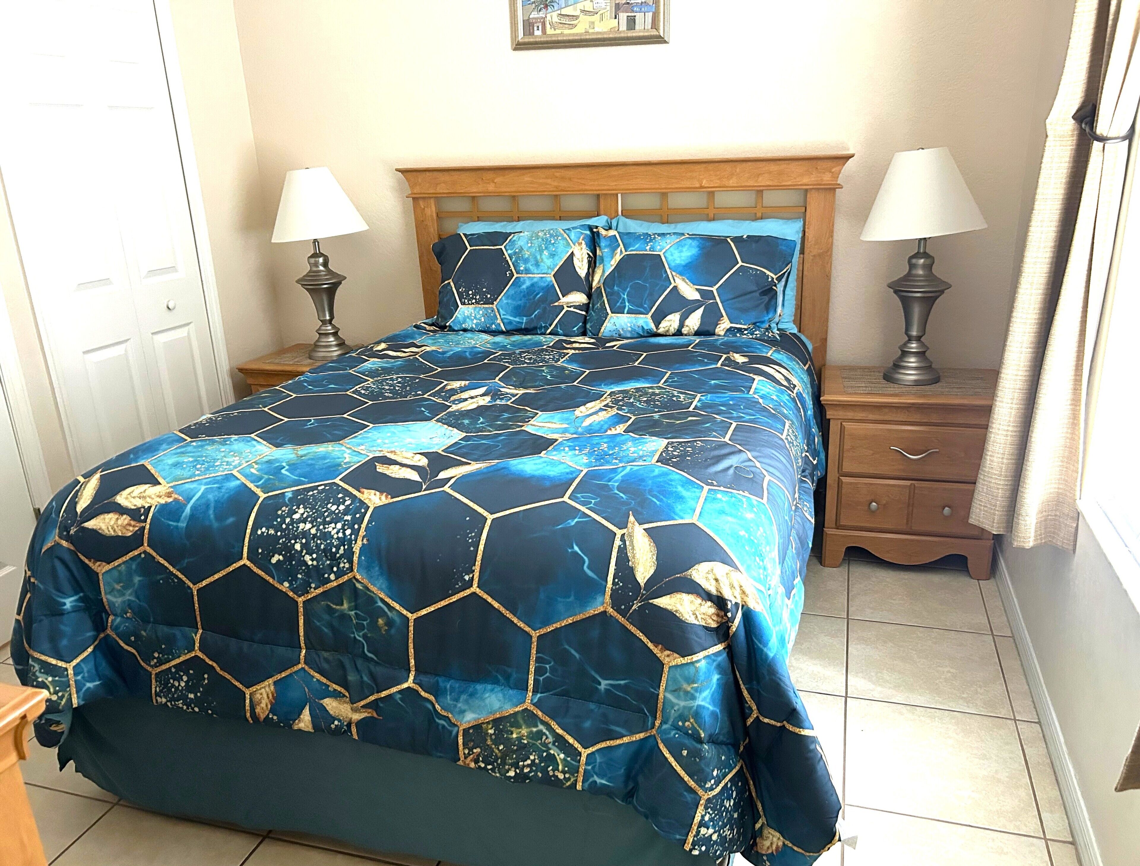 Downstairs master en-suite bedroom - queen sized bed 