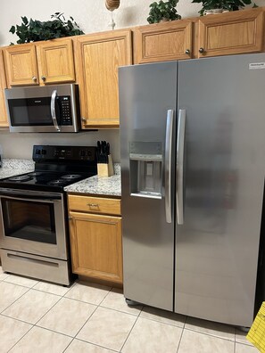 Fridge, microwave, oven, stovetop - 4BR/3BA townhouse - Regal Palms, Lazy River - Recommended by Our Son. Nr Disney (Davenport)