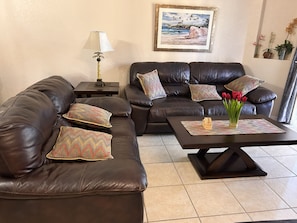Smart TV, DVD player, books, video library - 4BR/3BA townhouse - Regal Palms, Lazy River - Recommended by Our Son. Nr Disney (Davenport)