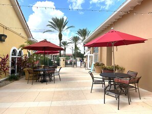 Outdoor dining - 4BR/3BA townhouse - Regal Palms, Lazy River - Recommended by Our Son. Nr Disney (Davenport)