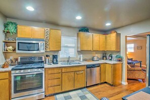 Een koelkast, een magnetron, een oven, een kookplaat