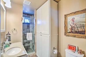 Douche, séchoir à cheveux, serviettes fournies, savon