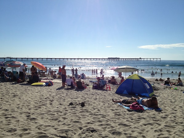 Playa en los alrededores y toallas de playa
