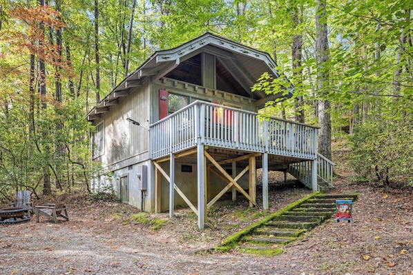Exterior - 1 Bedroom Cozy Cabin 4 miles to Downtown Helen! Fireplace, Kitchen, Fire Pit! (Sautee Nacoochee)