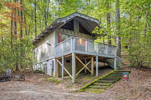1 Bedroom Cozy Cabin 4 miles to Downtown Helen!   Fireplace, Kitchen, Fire Pit!