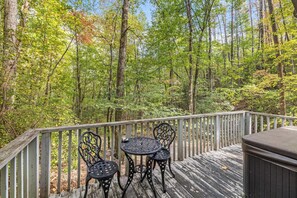 Outdoor dining - 1 Bedroom Cozy Cabin 4 miles to Downtown Helen! Fireplace, Kitchen, Fire Pit! (Sautee Nacoochee)