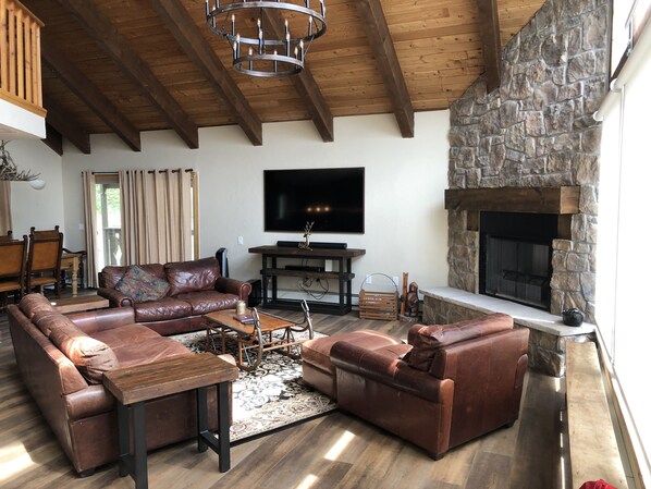 Smart TV, fireplace, stereo