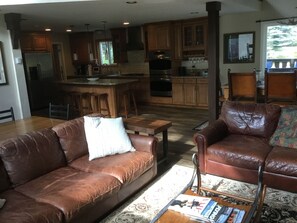 Smart TV, fireplace, stereo