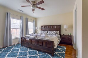 4 bedrooms, iron/ironing board, WiFi, bed sheets - Close to Downtown, Midtown, GT, GWCC and Mercedes-Benz Stadium (Atlanta)