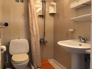 Duschwanne, Bidet, Handtücher