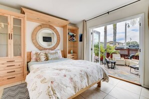 2 bedrooms, in-room safe, desk, iron/ironing board - Close in and Quiet: Dual master bedrooms, A/C, yard, garage, bikes, bbq (San Diego)