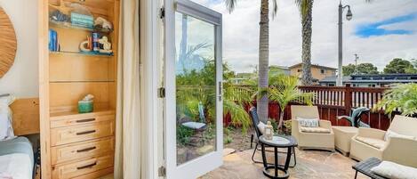 2 bedrooms, in-room safe, desk, iron/ironing board