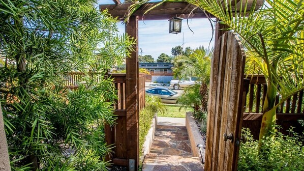 Property grounds - Close in and Quiet: Dual master bedrooms, A/C, yard, garage, bikes, bbq (San Diego)