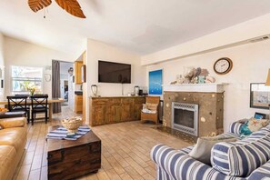 Smart TV, fireplace, books, music library - Close in and Quiet: Dual master bedrooms, A/C, yard, garage, bikes, bbq (San Diego)