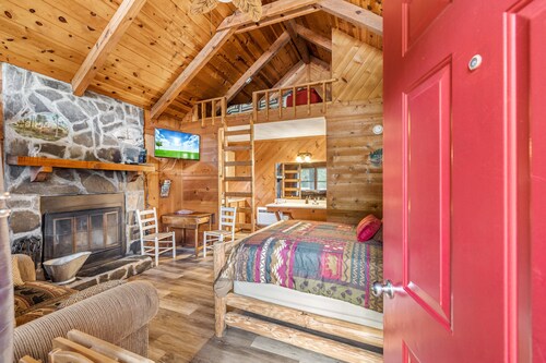 Bear Paw Cottage #2 Queen; Cozy! Adorable!  Pet friendly! 4 miles to Helen!