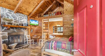 Bear Paw Cottage #2 Queen; Cozy! Adorable! Pet friendly! 4 miles to Helen!