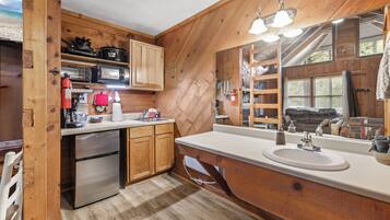 Geladeira, micro-ondas, cooktop, cafeteira/chaleira