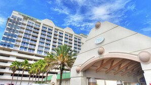 Un hotel con facciata moderna, diversi balconi e un ingresso ben visibile con insegna.