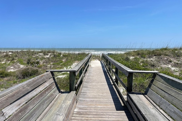 Plage à proximité, chaises longues, serviettes de plage