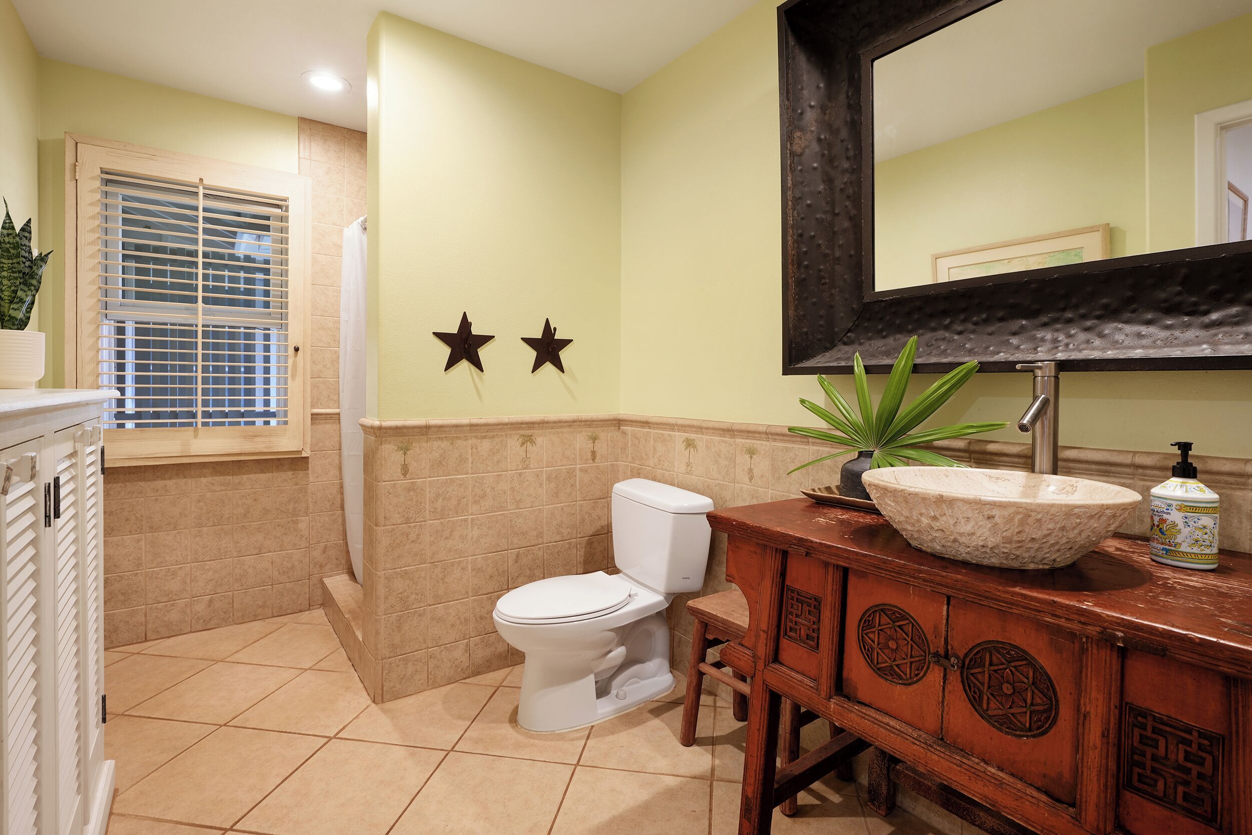 Bathtub, jetted tub, hair dryer, towels