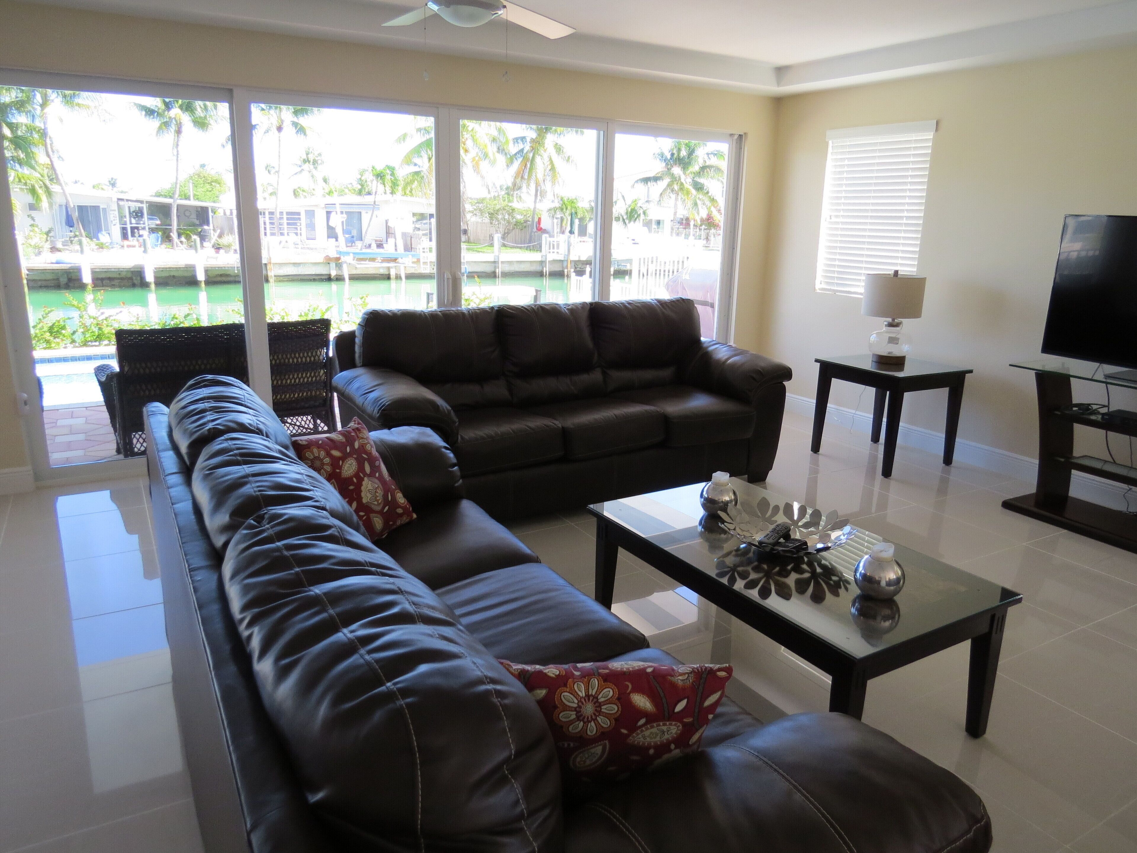 Televisión de pantalla plana y reproductor de DVD 