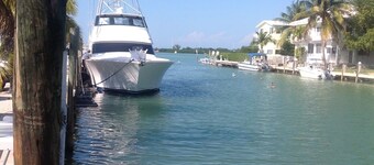 Canal front met zwembad en 50 voet van Dock aan elke kant / Cabana Club inbegrepen!