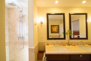 Bathtub, hair dryer, towels, soap - Porto Cupecoy : Spacious 2 BRS condo on Porto Cupecoy Marina (Lowlands)